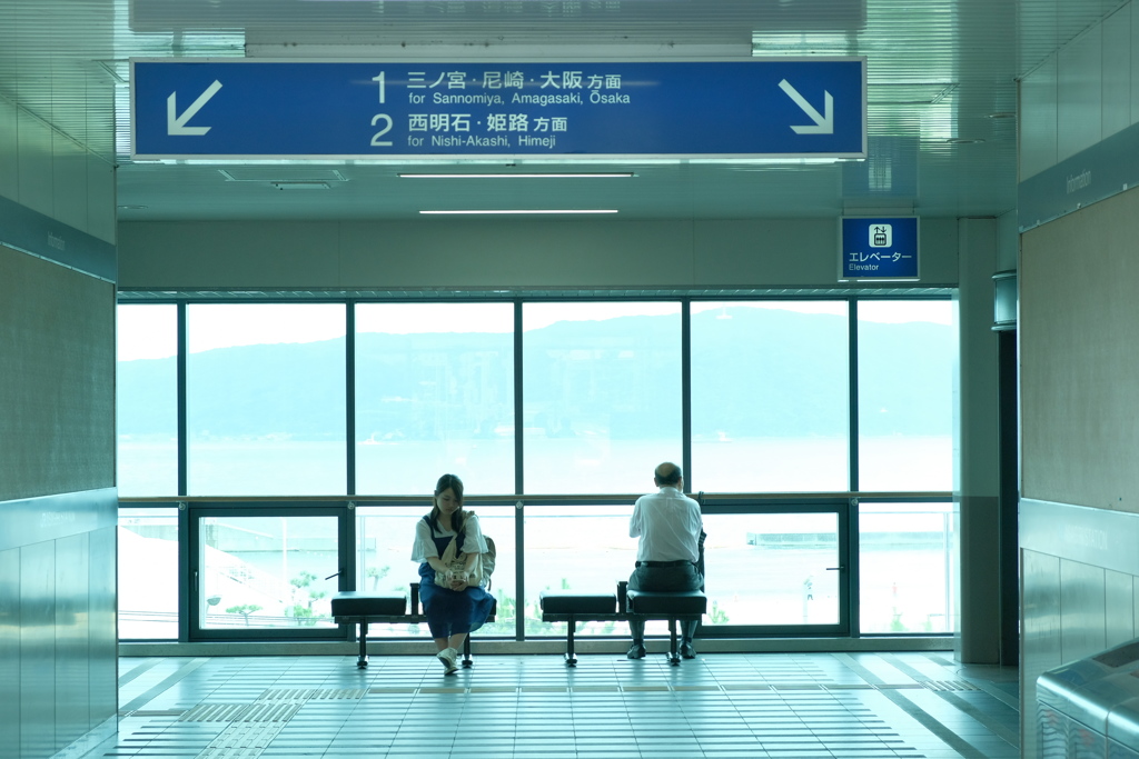 海が見える駅舎