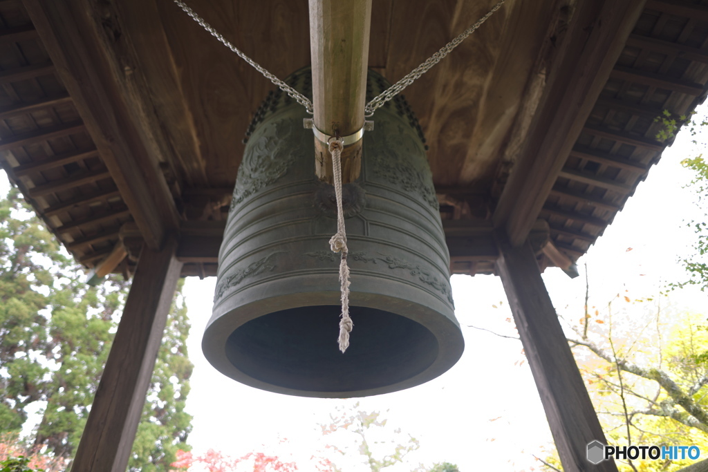 鐘　下から