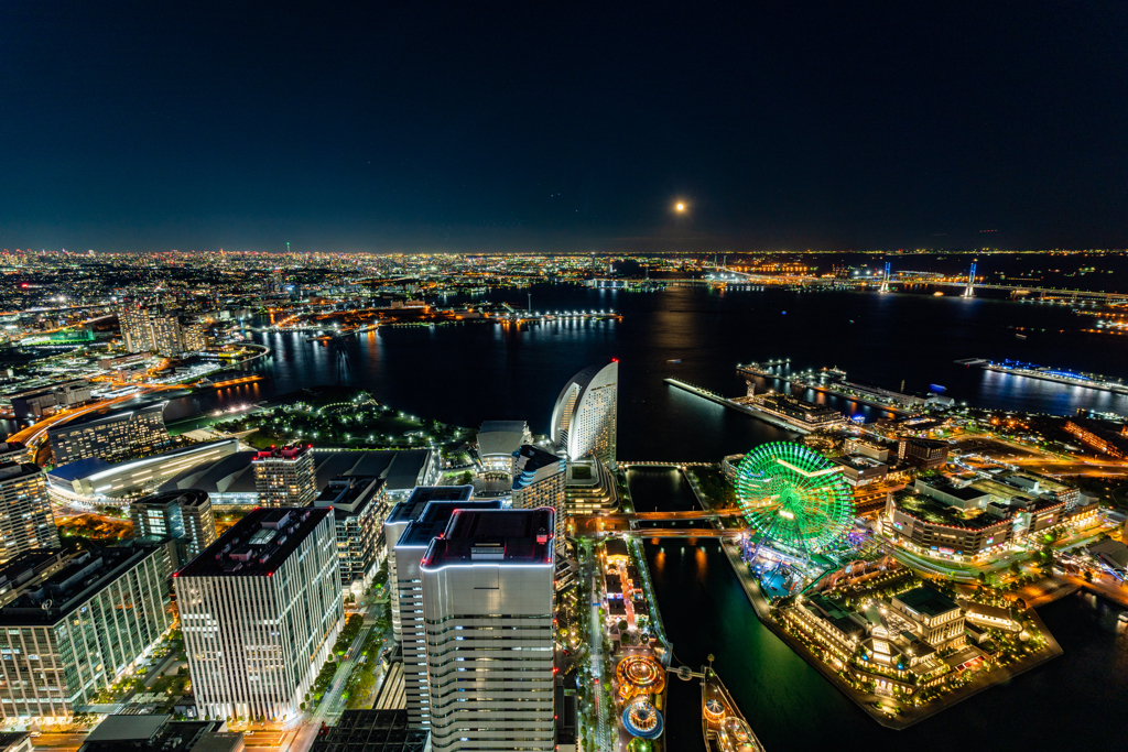 新レンズでのランドマークタワー展望台夜景と月
