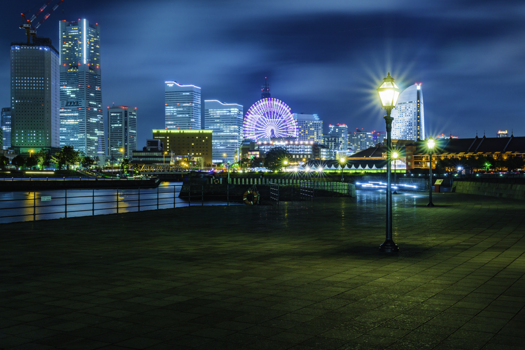横浜みなとみらい象の鼻防波堤夜景２赤レンガコスモワールド方面