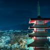 月明かりに浮かび上がる富士とライトアップされた夜桜2