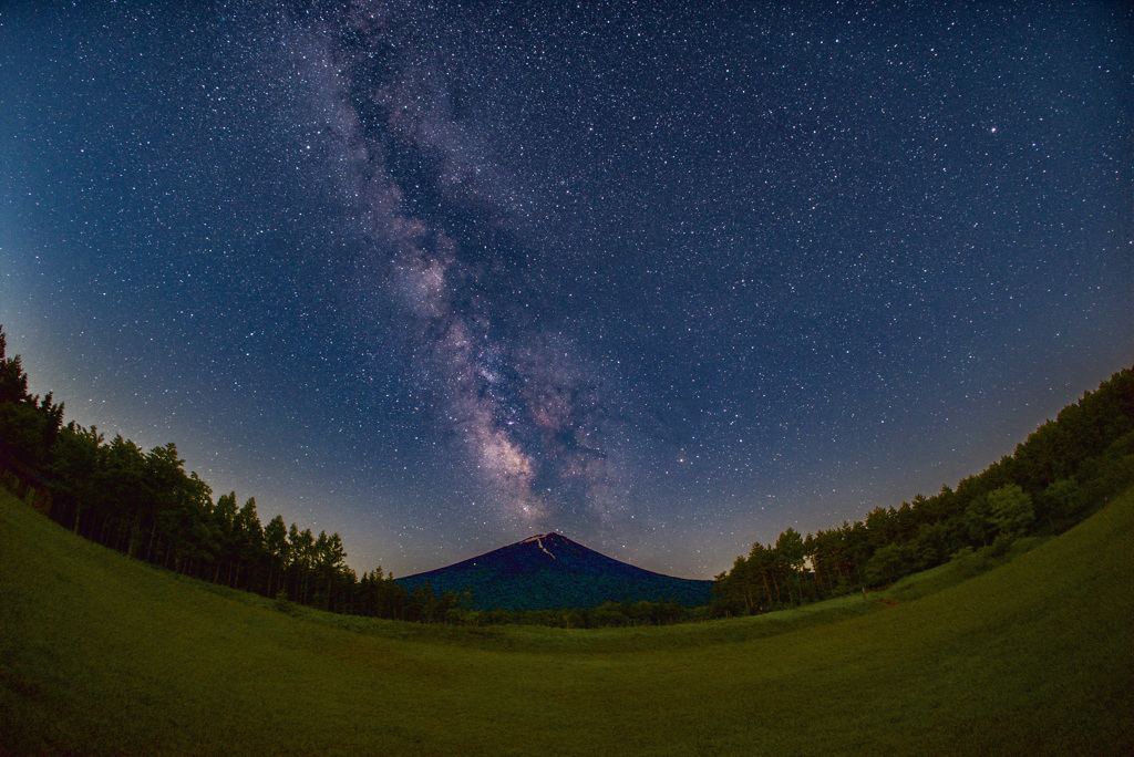垂直に落ちる富士山への天の川（フィッシュアイ）