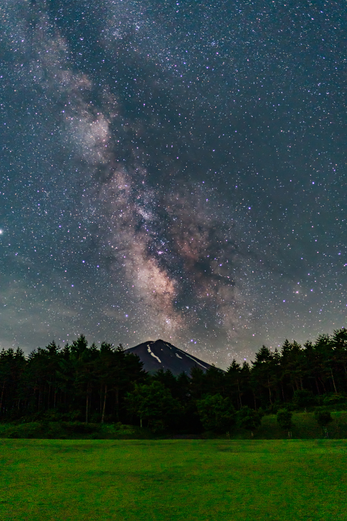 夏の富士山と天の川