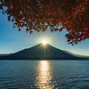 湖畔から望む紅葉ダイヤモンド富士