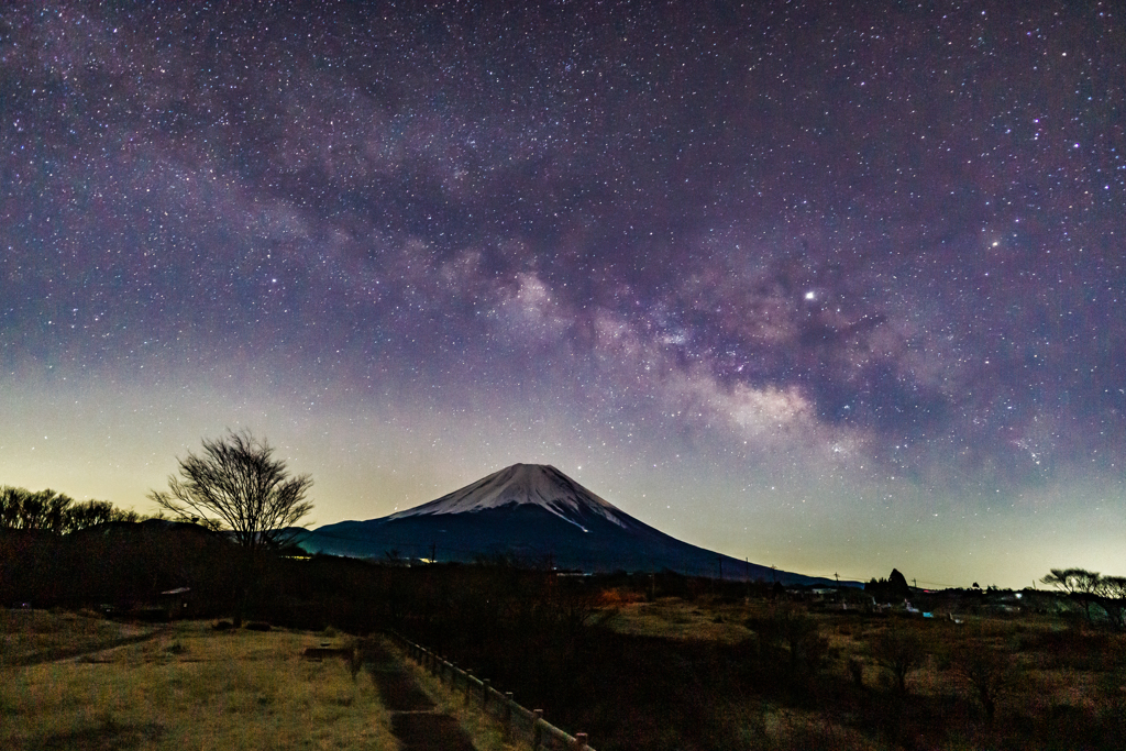 富士ヶ嶺から見る富士山と天の川