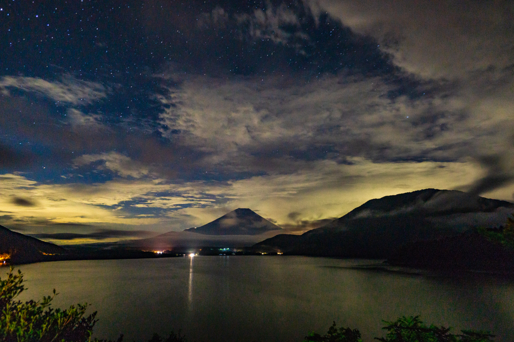 夜空の本栖湖