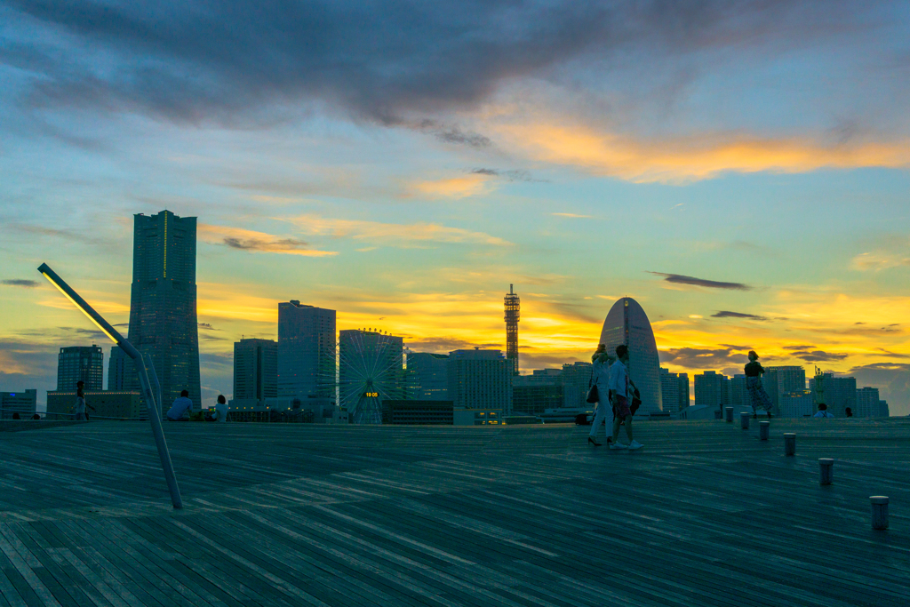 横浜みなとみらいの夕焼け大桟橋（大さん橋）方面１