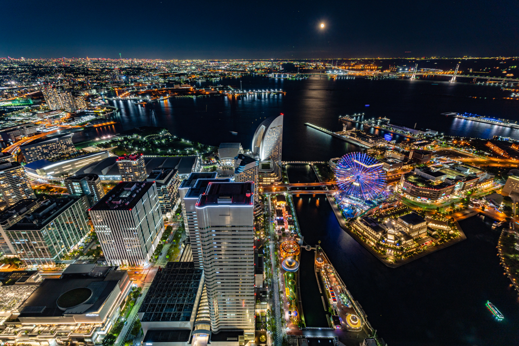 新レンズでのランドマークタワー展望台夜景と月その２