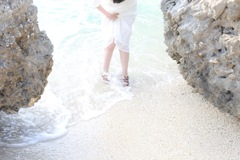 沖縄の海と妻