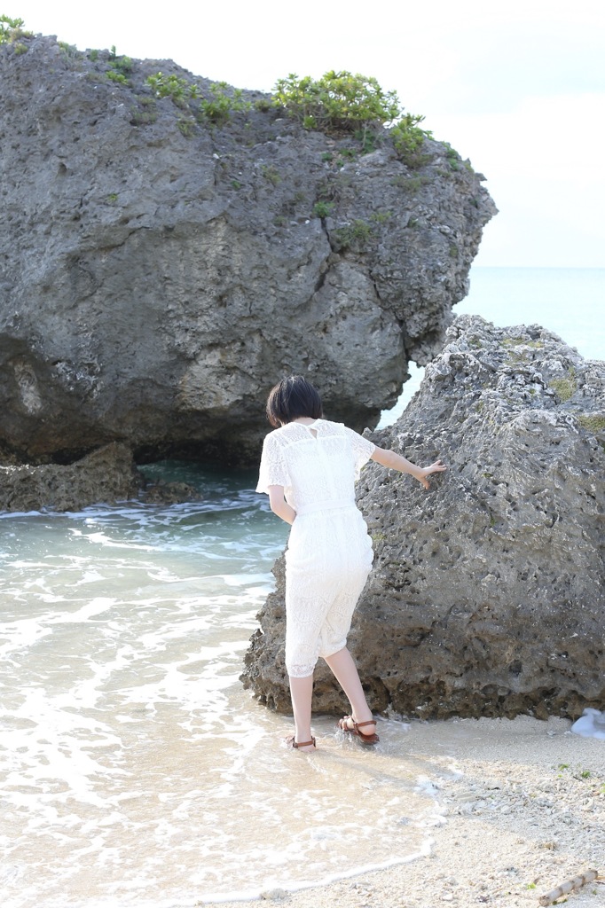 沖縄の海と妻 2
