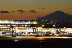 羽田空港と富士山