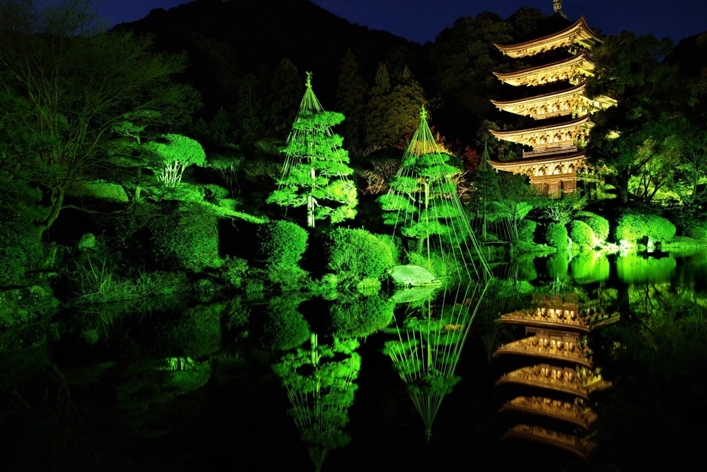 水面に映る金色の寺