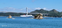 因島大橋と大型船
