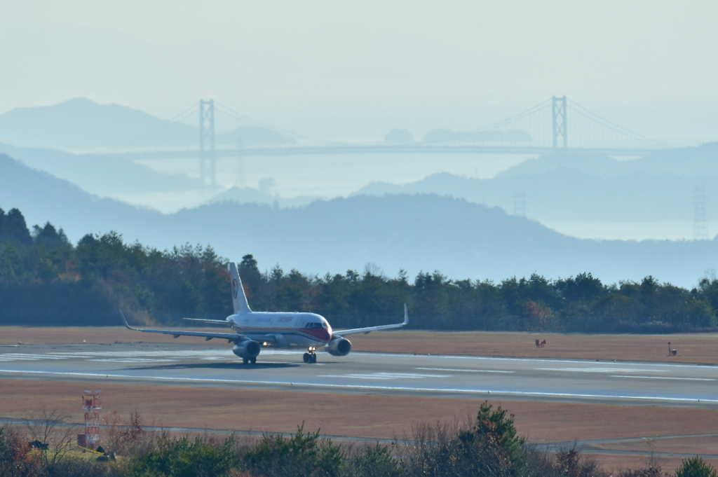 飛行機と因島大橋