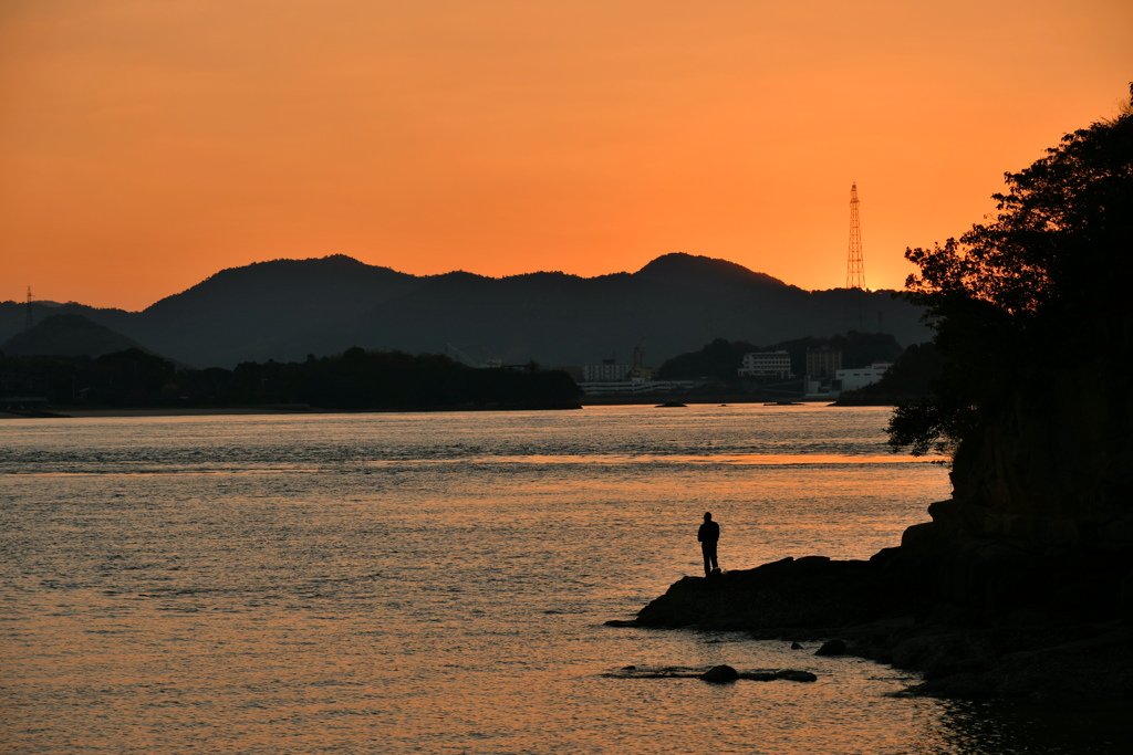 釣り人と夕景