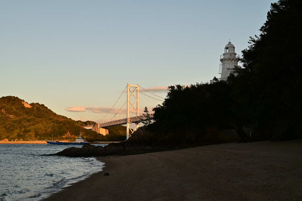 大浜埼燈台と因島大橋