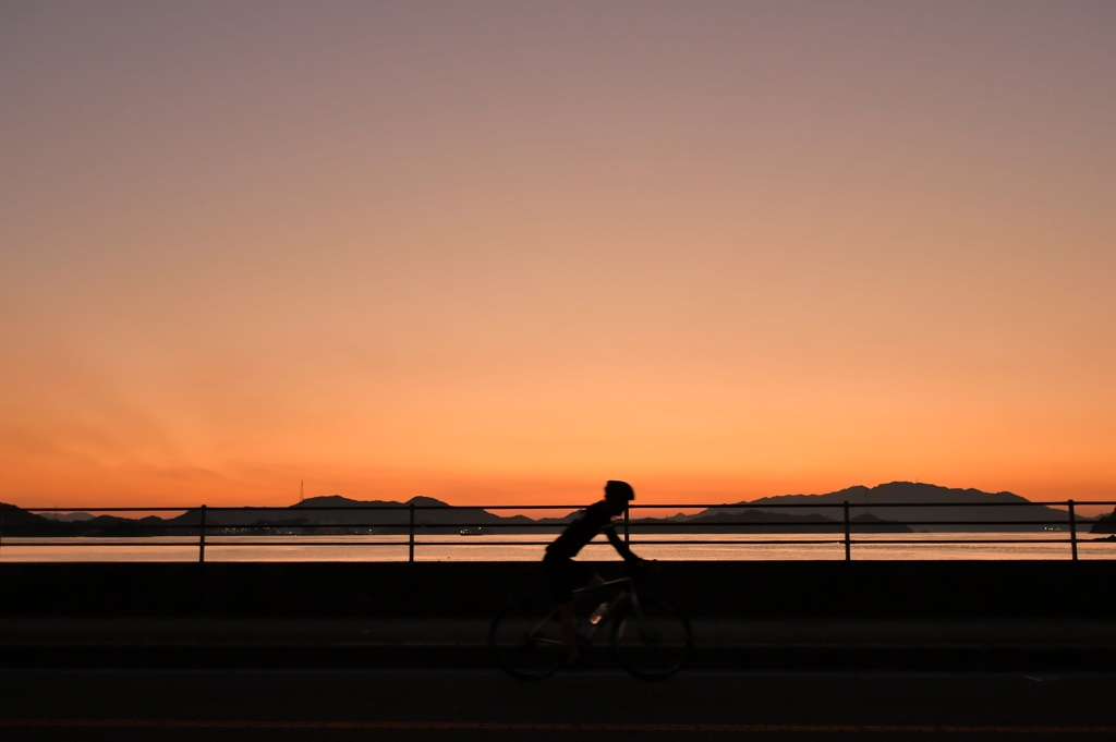 サイクリストと夕景