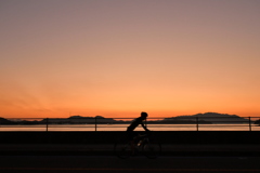 サイクリストと夕景