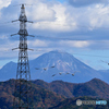 大山と白鳥と鉄塔