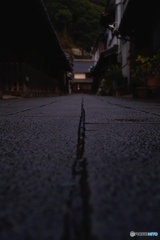 雨上がりの路地裏