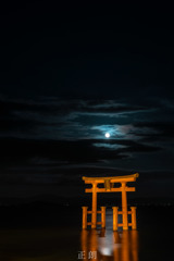 鳥居と満月