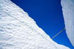 雪の壁と青空