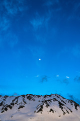 雄山と月空