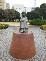 赤い靴をはいた女の子