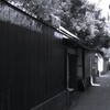 黒板塀と石畳の路地