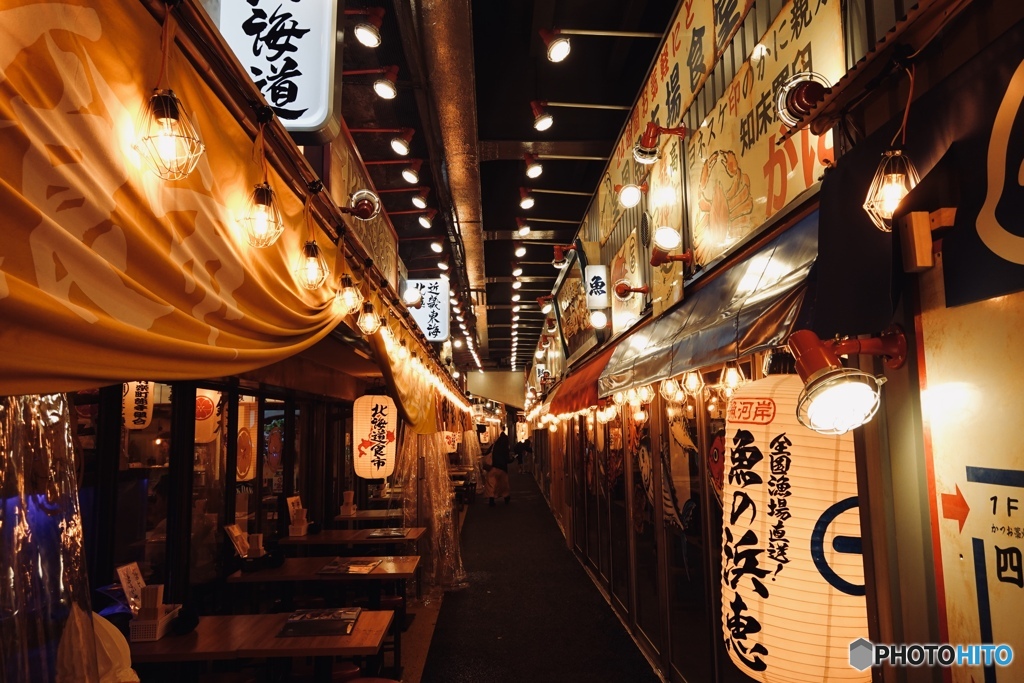 お酒のつまみが旨そうな路地