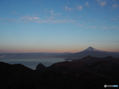 夜明けの富士と相模湾