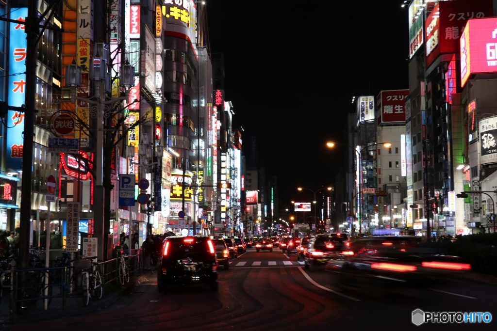 夜の靖国通り