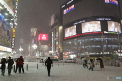 雪の西武新宿駅前