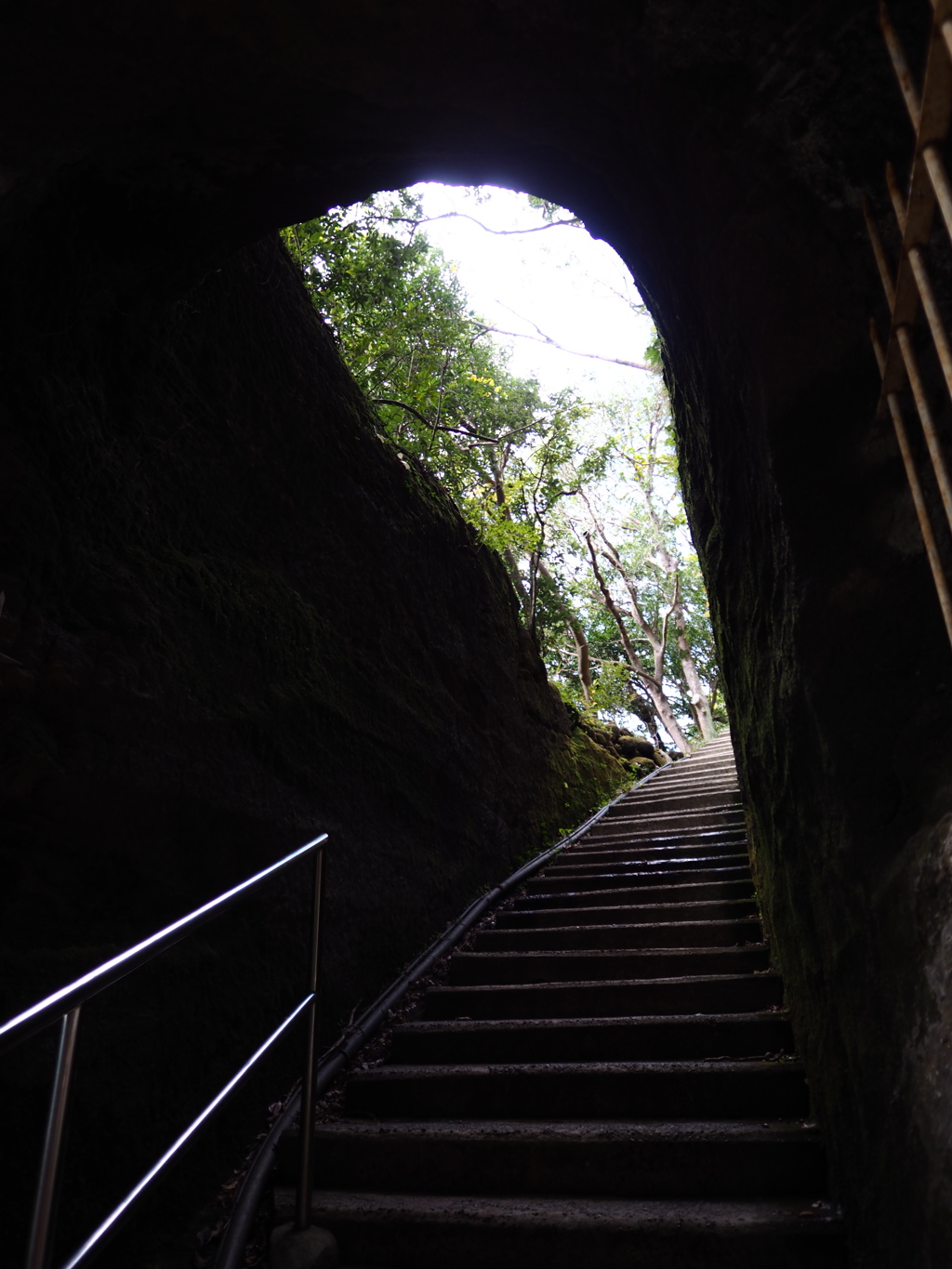 岩場を拓く