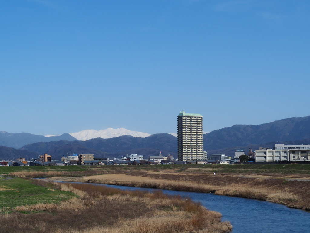 遠くの雪山