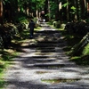  古道を　行く