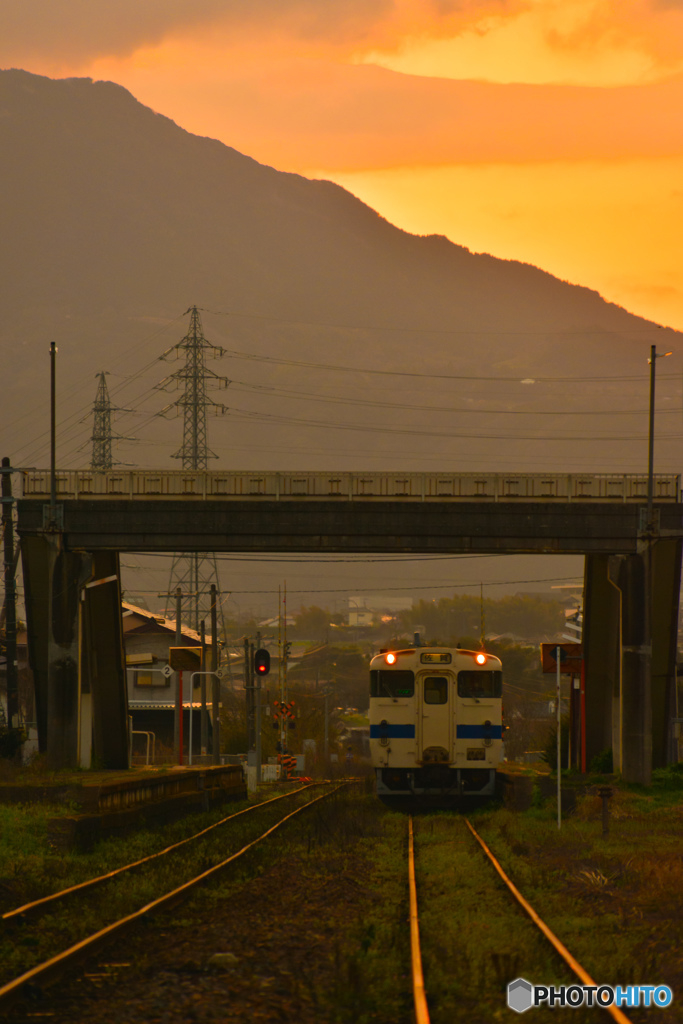 静かな駅の夕暮れ