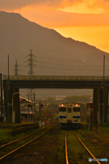 静かな駅の夕暮れ