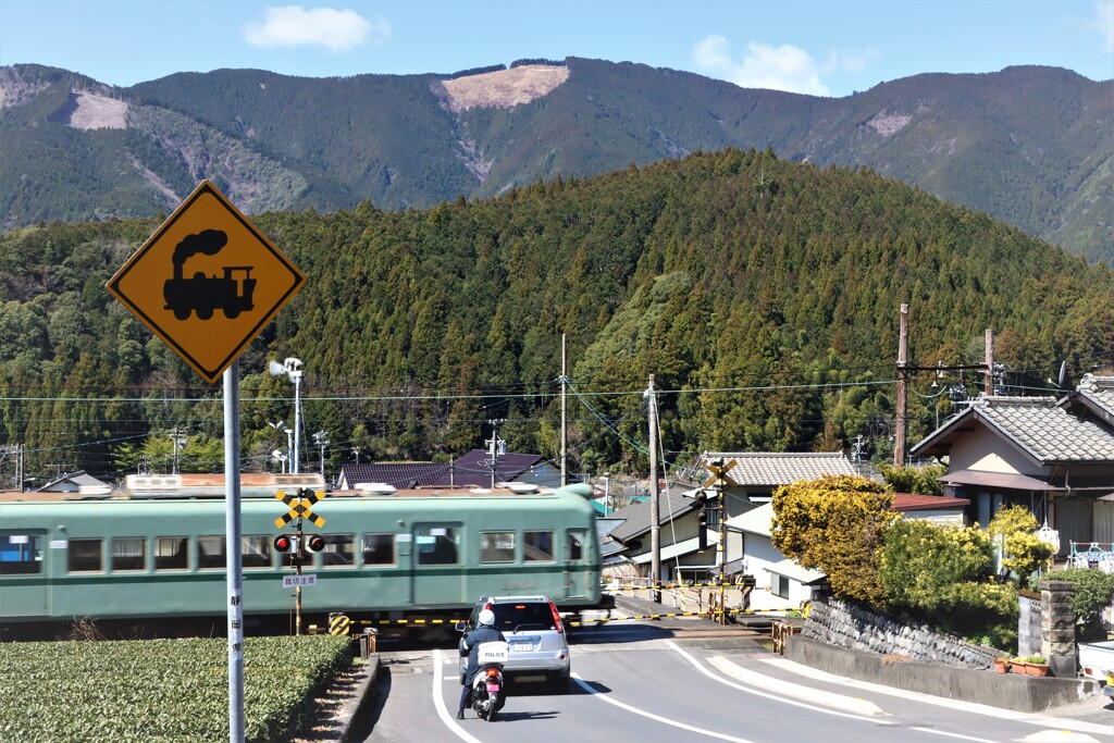 この踏切を渡れば・・・。