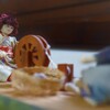 糸を紡ぐ少女
