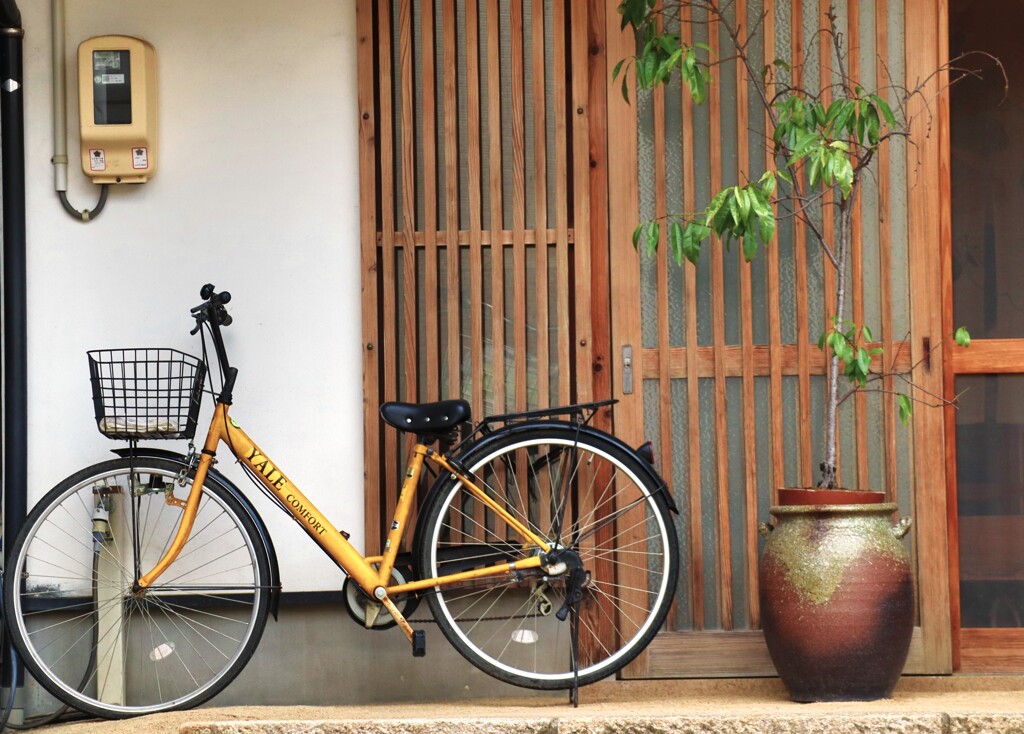 黄色い自転車と壺