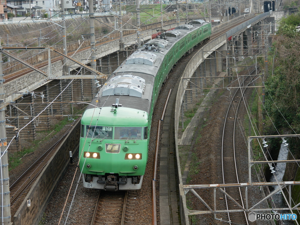 山科駅に向かって走る緑色の117系