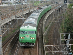山科駅に向かって走る緑色の117系