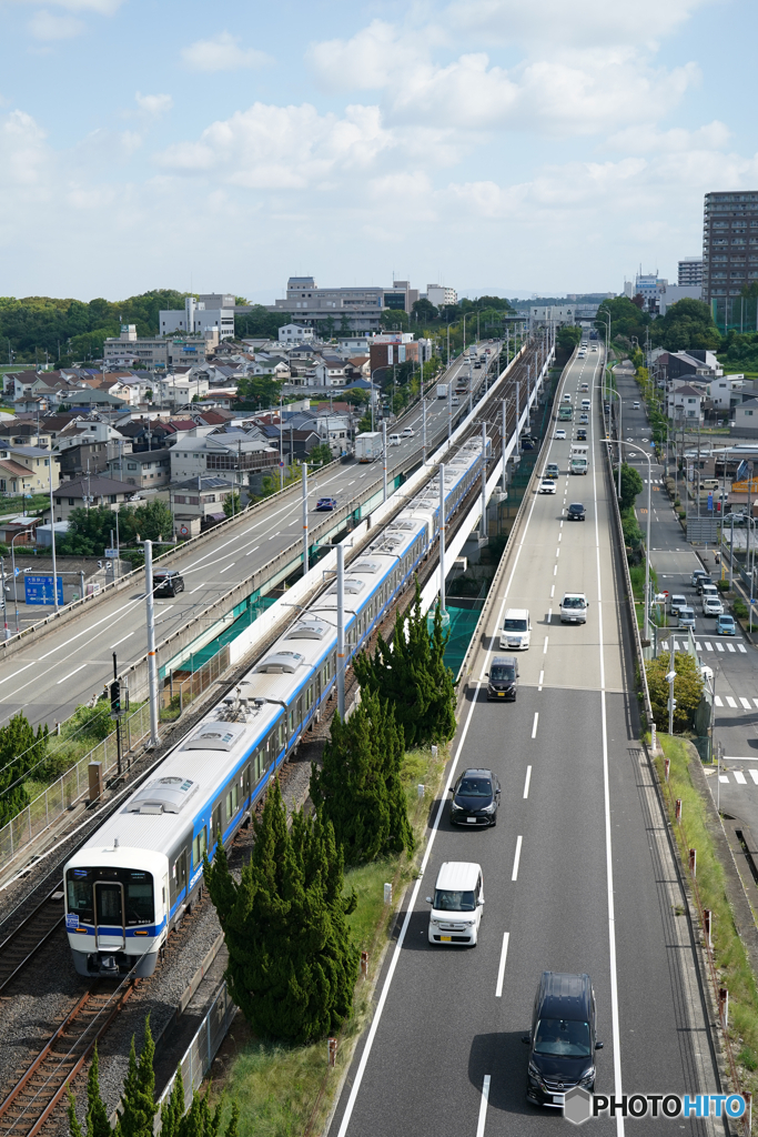 ニュー車両がニュータウンを行く
