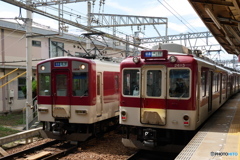 高安駅にて丸目と角目