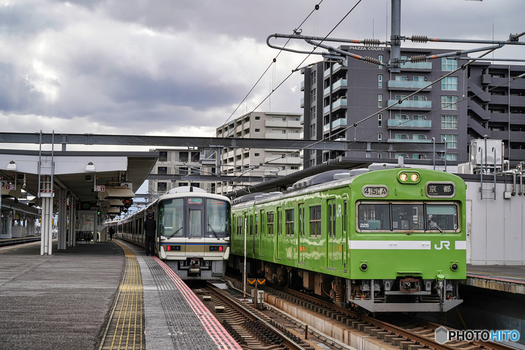 奈良駅を出発する103系