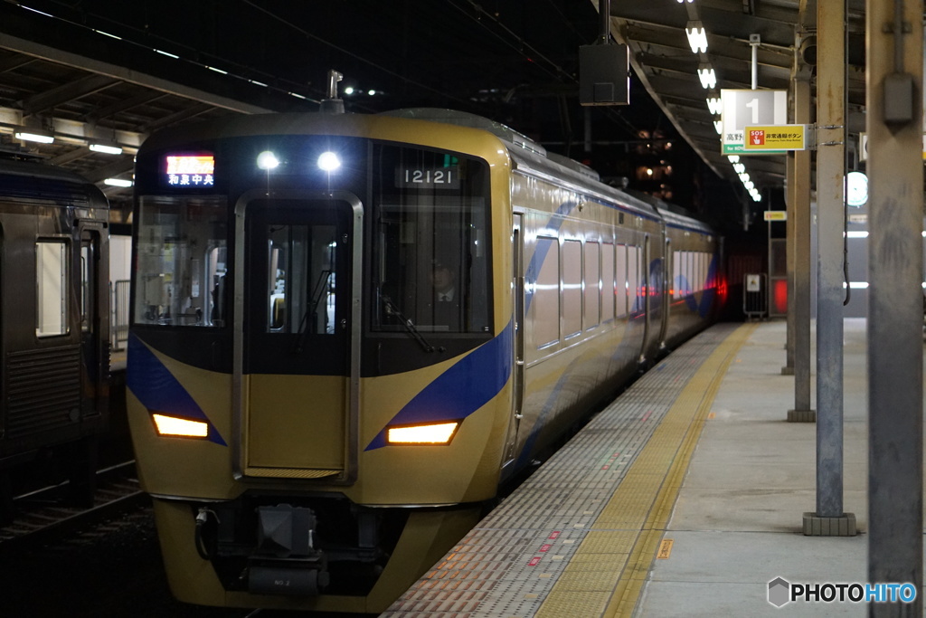 岸里玉出駅にて泉北ライナー
