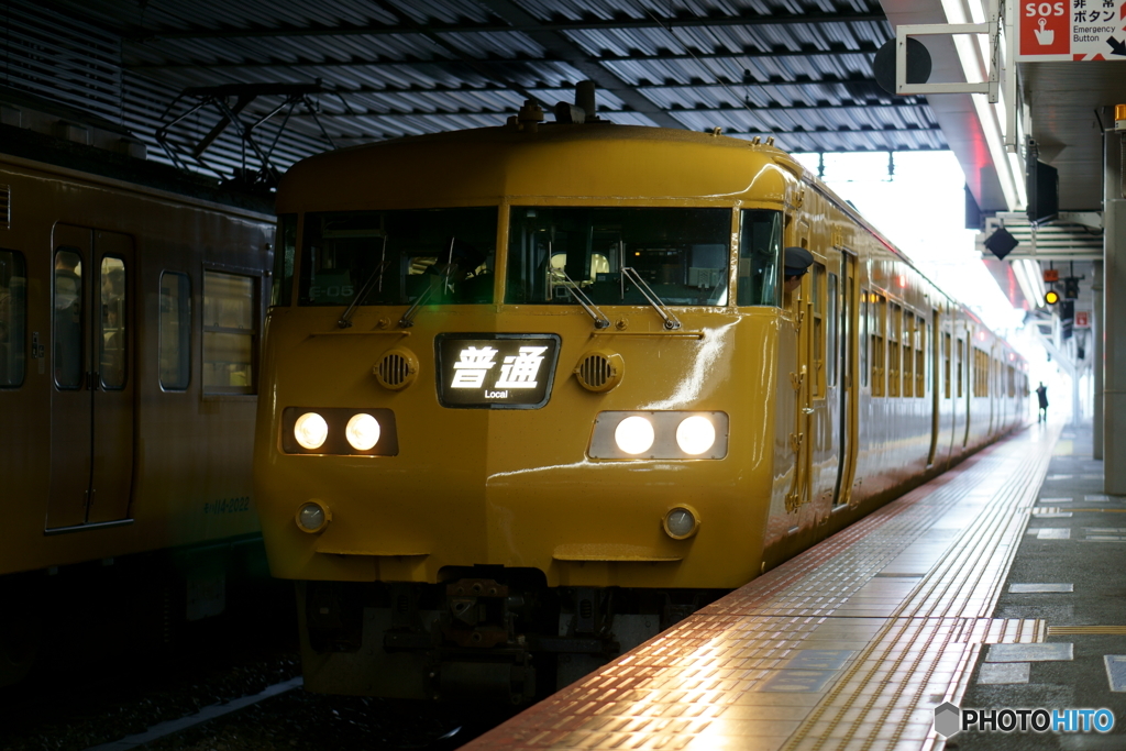 岡山駅にて濃黄色の117系