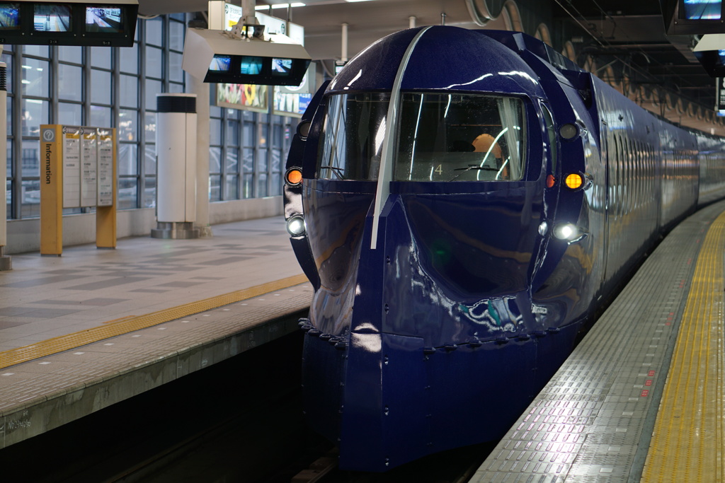 なんば駅にて特急ラピート