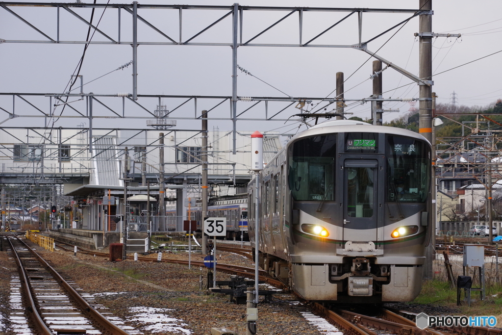 橋本駅を出発する227系